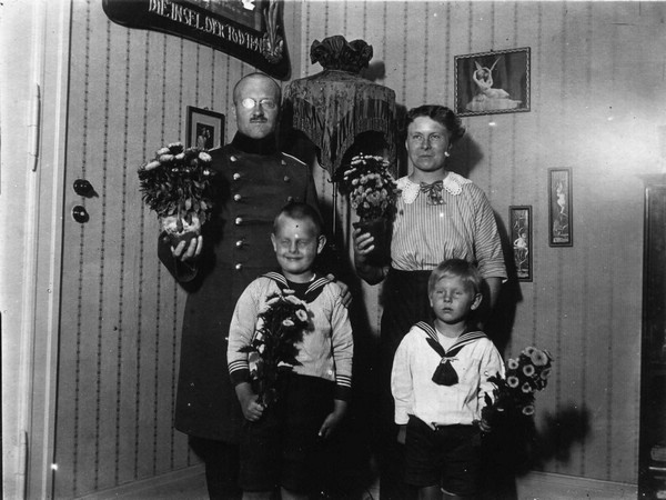 Carl u Claire mit Kindern Heinz u Hans (re) Rose Berlin 1910 Wilhelmsaue 3 I.jpg