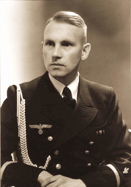 Oberlteunant HF Rose im 9.Flakregiment 1941.jpg
